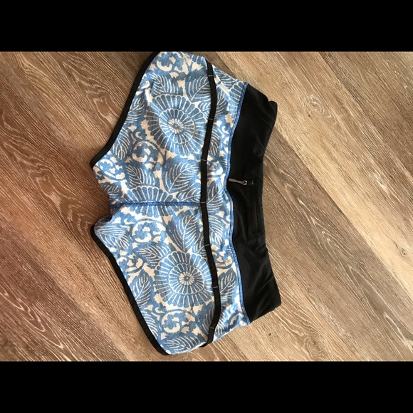 Lululemon shorts size 6 - Picture 2 of 2